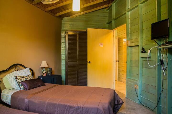 One32 Guesthouse Bejeweled Kingston Luaran gambar